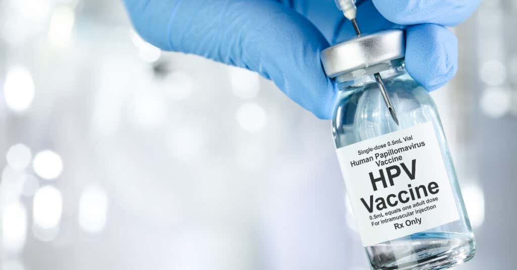 Una ampolla de la vacuna contra el VPH