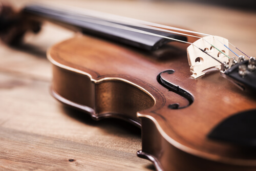Violín de madera