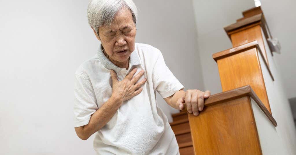 Anciana sintiendo dolor en el pecho producto de problemas digestivos.