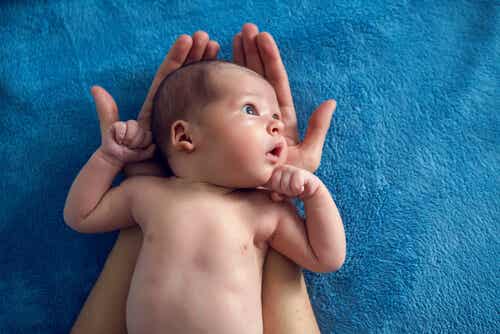 Bebé con los ojos abiertos para representar la visión de los primeros meses