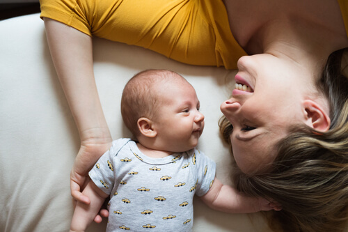 Bebé mirando a su madre