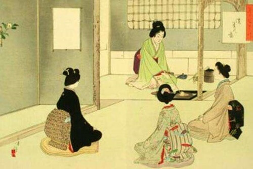Mujer sirviendo té