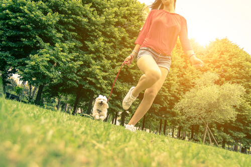 Chica paseando al perro