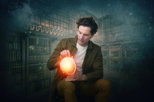 Hombre con globo terraqueo pensando en iniciar una vida creativa
