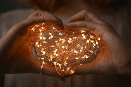 Corazón de luces representando a las personas emocionales y personas racionales