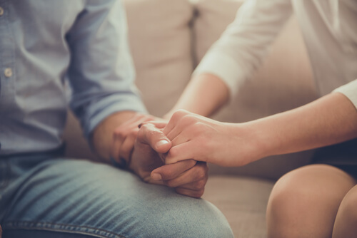 Hombre cogiendo las manos de una mujer