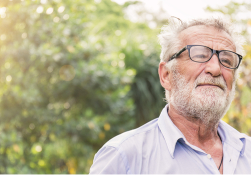 Hombre mayor representando cuando a mi padre le han diagnosticado Párkinson