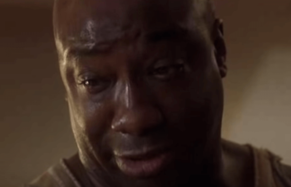 Hombre mirando hacia abajo