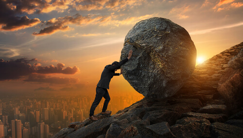Hombre subiendo una piedra por una pendiente