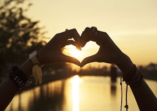 pareja representando los amores de verano