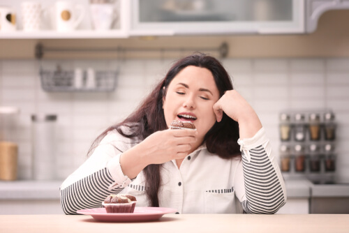 Mujer comiendo dulce