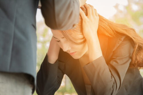 Mujer señalada por un hombre