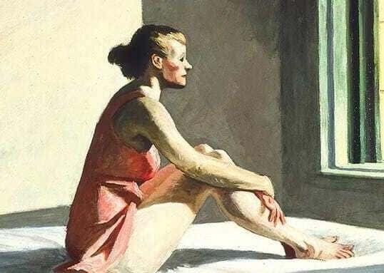 Mujer sentada mirando por la ventana