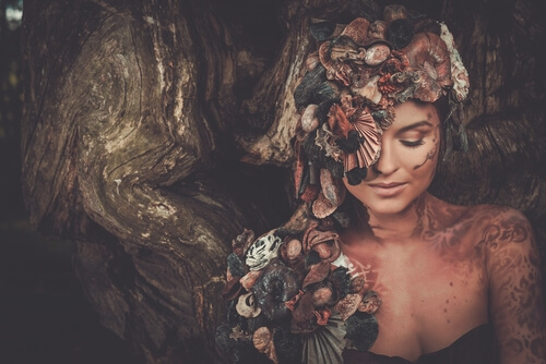 Ninfa con plantas en el rostro