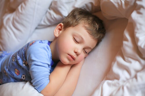 Barn sover trygt ved hjælp af putterutinen
