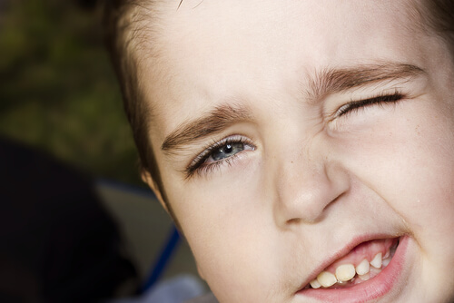 Niño con un tic