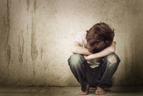 Niño triste en el suelo