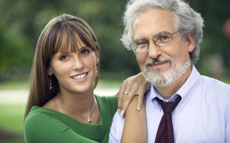 Chica al lado de hombre maduro representando la diferencia de edad en la pareja