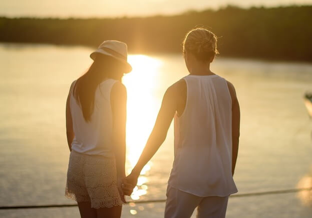 pareja representando los amores de verano