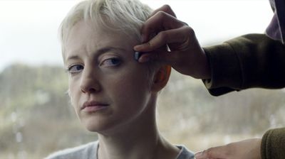 Persona poniendo corroborador a Mía