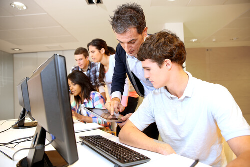 Profesor con alumnos en clase