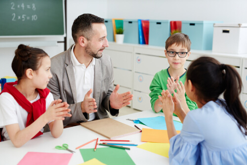 Profesor con alumnos