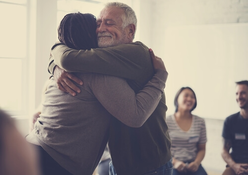 Dos personas abrazándose