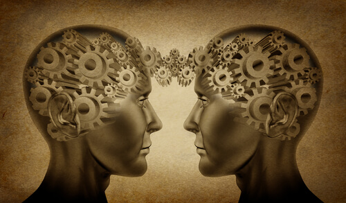 Cabezas de dos personas mirándose