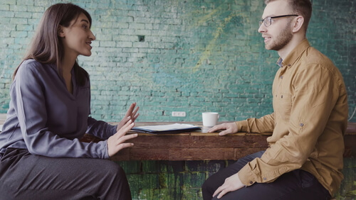 Dos personas hablando
