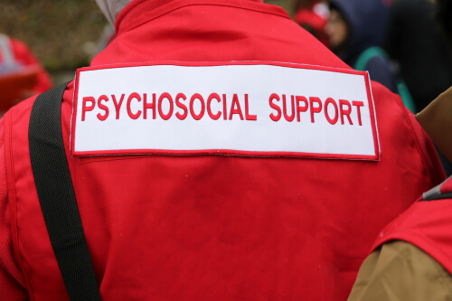 Hombre con chaqueta roja de apoyo psicológico