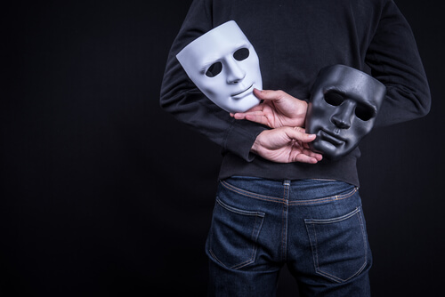 Hombre con dos máscaras
