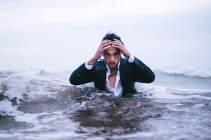 chico en el mar simbolizando la La diferencia entre prestar atención y estar alerta