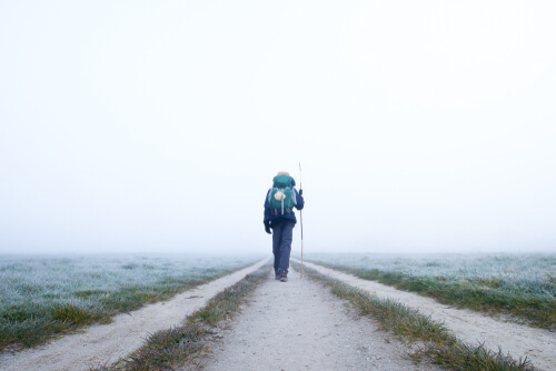 Hombre realizando el Camino de Santiago