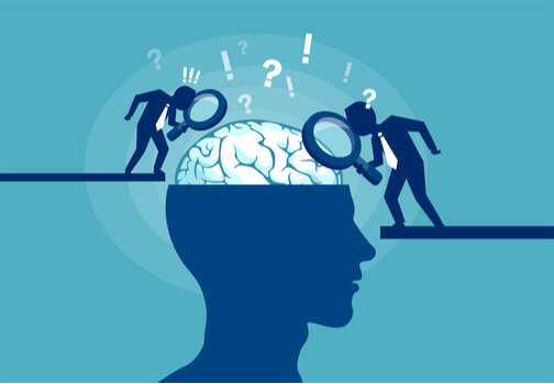 Hombres observando el cerebro de los superdotados
