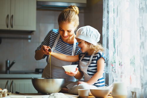 Madre cocinando con su hija