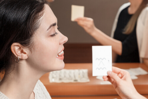 Mujer aprendiendo a pronunciar