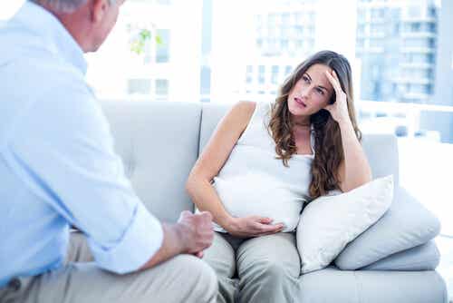 Mujer embarazada en el psicólogo