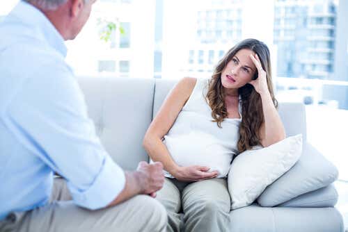 Mujer embarazada en el psicólogo