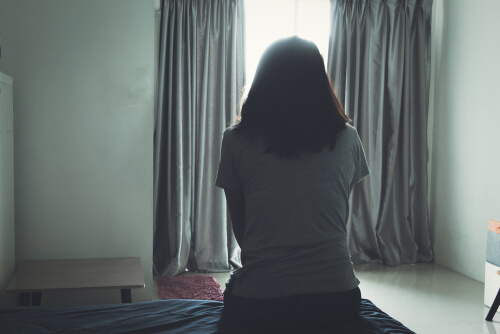 Mujer de espaldas en la cama