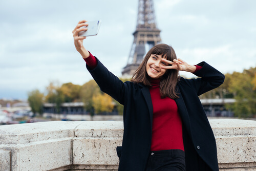 Mujer haciéndose un selfie