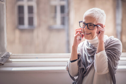 Femme âgée parlant au téléphone
