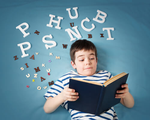 Niño con alexia con un libro