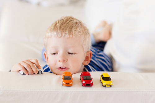 Niño ordenando coches