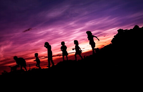 Amigos al amanecer representando que los niños deben entender más de personas