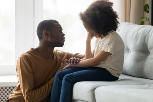 Padre enfadado con su hijo