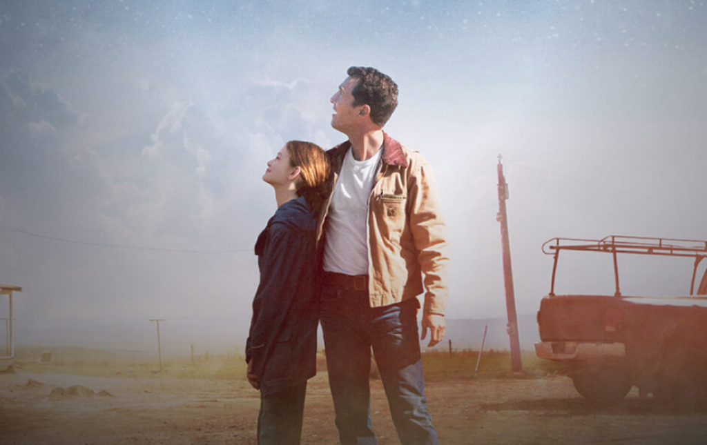 Padre e hija observando el cielo