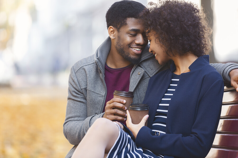 Pareja sentada en un banco