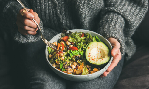 Persona con comida vegetariana