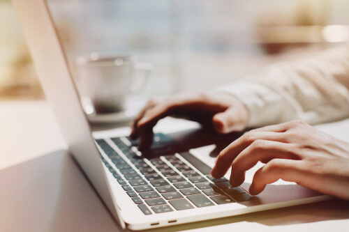 Persona tomando un café