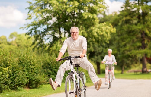 Personas mayores en bicicleta